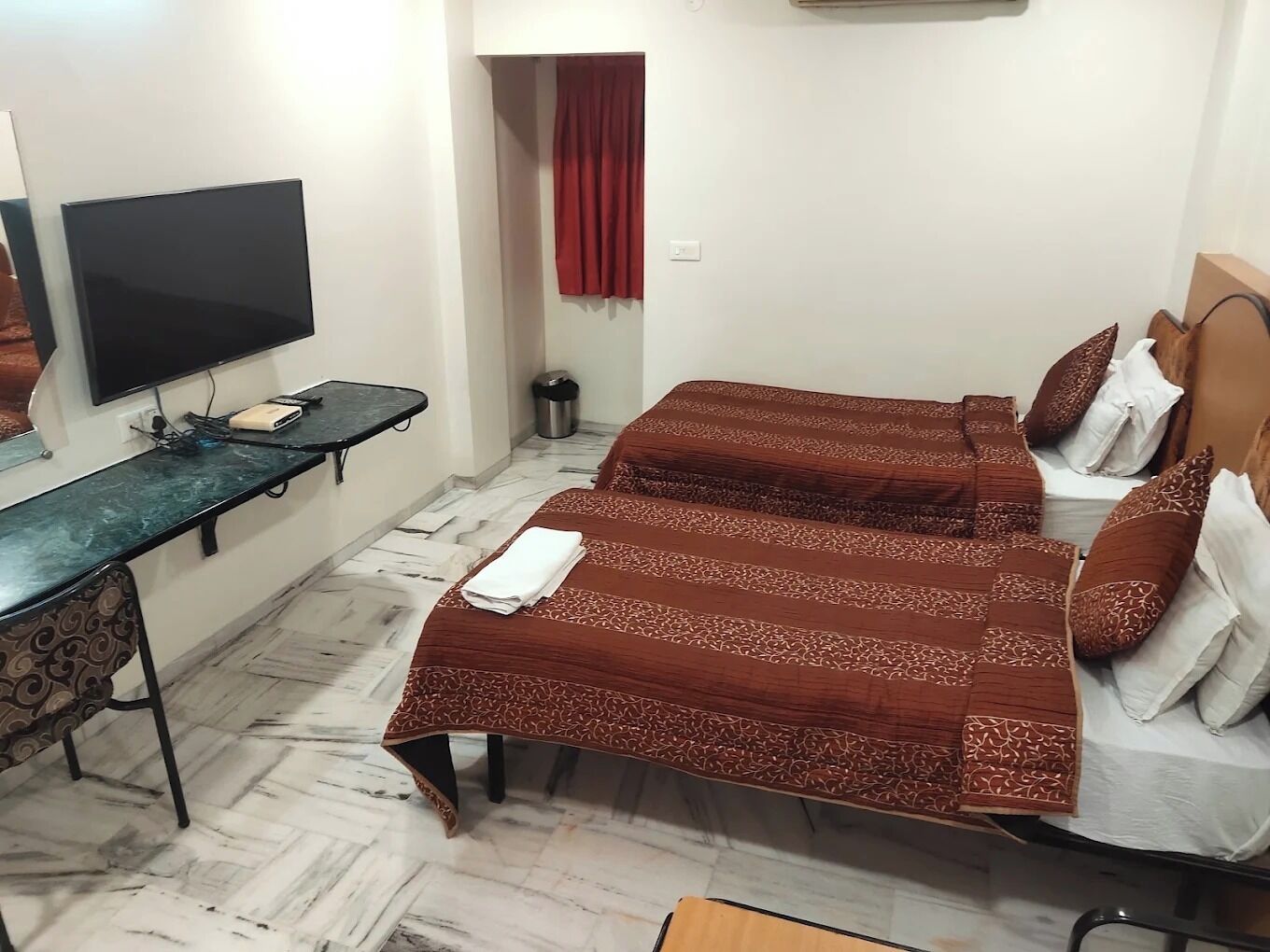 مكتب وواي فاي مجانًا وملاءات أسرّة