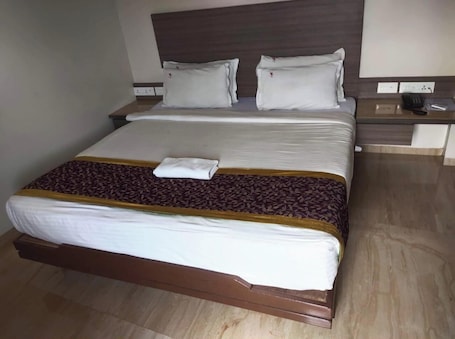Deluxe Double Room | Desk, free WiFi, bed sheets