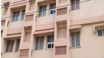 Un edificio de hotel de varios pisos con un letrero que dice 'HOTEL Dwarka'.