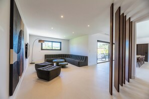 Smart TV, table tennis