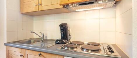 Réfrigérateur, micro-ondes, lave-vaisselle, cafetière/bouilloire