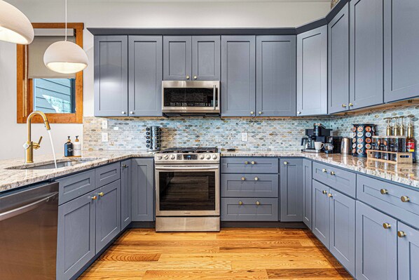 ثلاجة، ميكروويف، فرن، موقد طهي مسطح