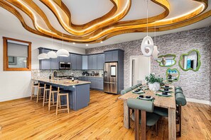 ثلاجة، ميكروويف، فرن، موقد طهي مسطح