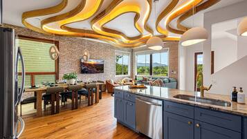 Jääkaappi, mikroaaltouuni, uuni, liesi