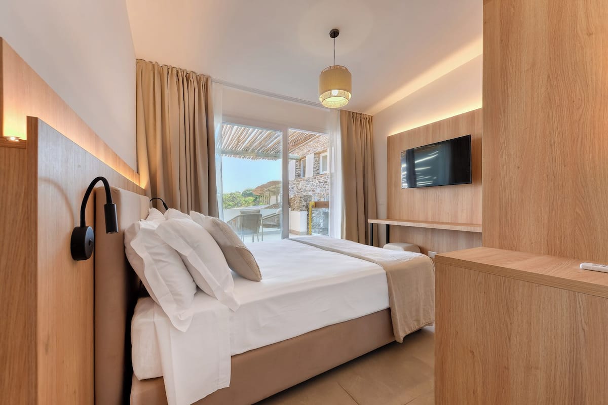 Classic Room | In-room safe, desk, laptop workspace, blackout curtains