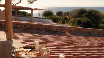 Päivittäinen mannermainen aamiainen (25 EUR per henkilö)