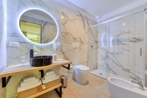 Suite | Baño | Ducha, secador de pelo, toallas y jabón