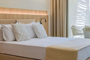 Classic Room | In-room safe, desk, laptop workspace, blackout curtains