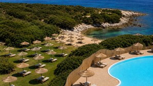 A resort with a large pool, sun loungers, and umbrellas. - Cala Lupo Resort (Stintino)