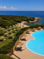 Playa privada, tumbonas, sombrillas y toallas de playa