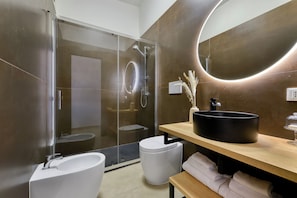 Douche, séchoir à cheveux, serviettes fournies, savon
