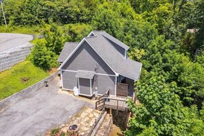 Exterior - Mountain View Beauty by Beyond Expectations: Hot Tub, Firepit & Dog Friendly (Gatlinburg)
