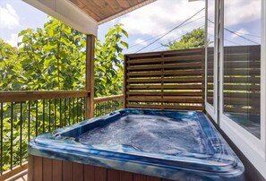 Outdoor spa tub - Mountain View Beauty by Beyond Expectations: Hot Tub, Firepit & Dog Friendly (Gatlinburg)
