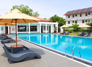 2 outdoor pools