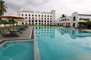 Hồ bơi ngoài trời, mở cửa từ 7:00 đến 21:00, dù/ô trên bãi biển/hồ bơi 