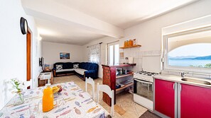 Réfrigérateur, four, batterie de cuisine, vaisselle et ustensiles