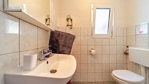 Douche, sèche-cheveux, serviettes fournies