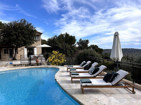 Alberca al aire libre y alberca climatizada