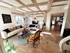 Smart-TV, Kamin, DVD-Player, Tischtennisplatte