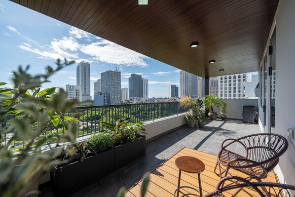 Luxury-Studio, Balkon, Strandblick | Schreibtisch, laptopgeeigneter Arbeitsplatz, Zustellbetten