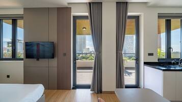 Luxury Studio, Balcony, Beach View | Desk, laptop workspace, rollaway beds, free WiFi