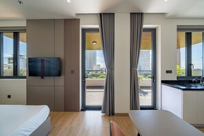 Luxe studio, balkon, uitzicht op het strand | Een bureau, een laptopwerkplek, extra bedden (toeslag), gratis wifi