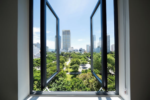 Luxe studio, balkon, uitzicht op park | Een bureau, een laptopwerkplek, extra bedden (toeslag), gratis wifi