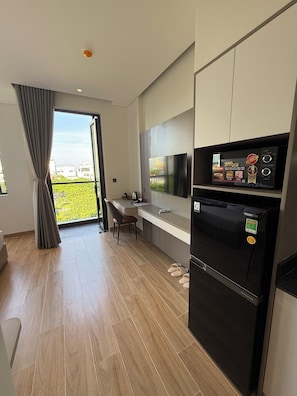 Luxury Studio, Balcony, Park View | Desk, laptop workspace, free WiFi, bed sheets