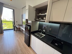 Luxury Studio, Balcony, Park View | Private kitchen | Fridge, microwave, stovetop, cookware/dishes/utensils