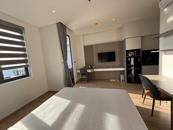 Luxury Studio, Balcony, City View | Desk, laptop workspace, free WiFi, bed sheets