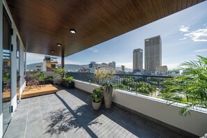 Studio Mewah, balkon, pemandangan pantai | Meja kerja, ruang kerja ramah laptop, dan tempat tidur lipat/tambahan