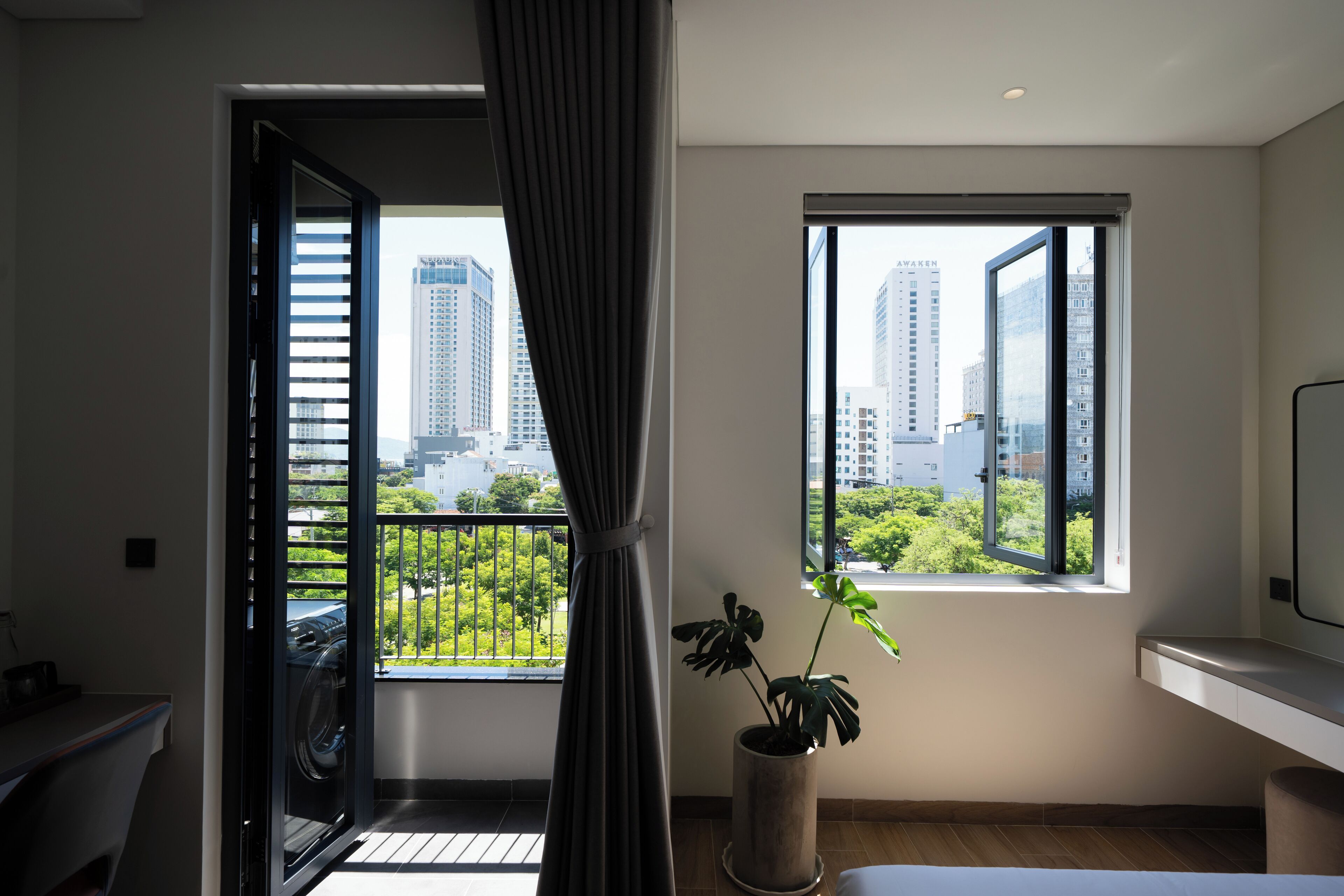 Studio Cao cấp, ban công, quang cảnh công viên | Bàn, khu vực làm việc phù hợp cho laptop 