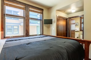 3 bedrooms, iron/ironing board, free WiFi, bed sheets - Solstice Townhome with Mountain Views, Fireplace and Community Hot Tub! (Mammoth Lakes)