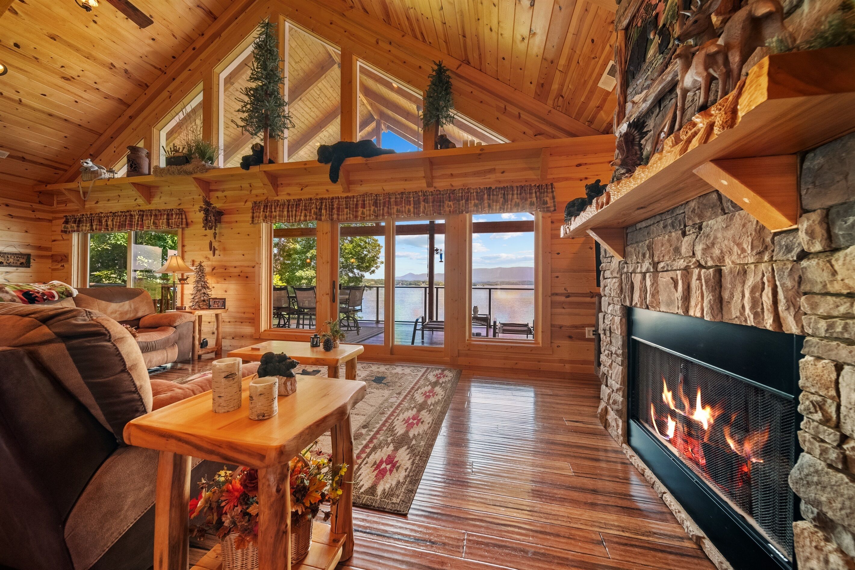 Een televisie en een open haard