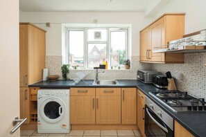 Kühlschrank, Mikrowelle, Ofen, Wasserkocher mit Kaffee-/Teezubehör