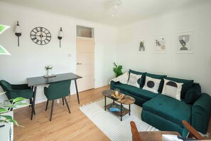 Smart TV - Modern 2-Bed Apartment with Superfast Wi-Fi Near Vauxhall & Nine Elms Stations (London)