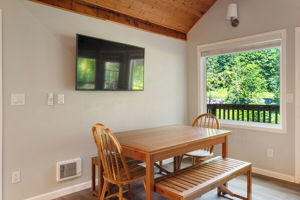 Dining - SkyRiverPeaks Cabin, Riverfront,Views, Hot tub, Sauna,AC,Pets (Gold Bar)