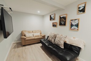 Smart TV, fireplace, DVD player, books - SkyRiverPeaks Cabin, Riverfront,Views, Hot tub, Sauna,AC,Pets (Gold Bar)