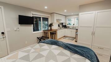 4 bedrooms, iron/ironing board, free WiFi, bed sheets
