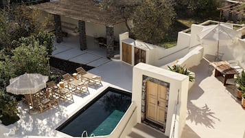 Außenpool (je nach Saison geöffnet), Sonnenschirme, Liegestühle