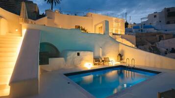 Piscina stagionale all'aperto, ombrelloni da piscina, lettini