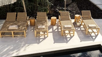 Außenpool (je nach Saison geöffnet), Sonnenschirme, Liegestühle