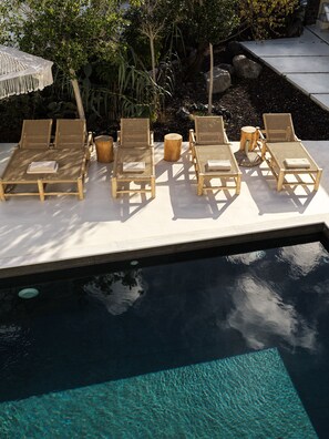 Seasonal outdoor pool, pool umbrellas, sun loungers - Maison Dalidaz (Santorini)