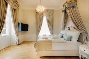 Romantisches Apartment, Terrasse, Gartenblick | Zimmersafe, Verdunkelungsvorhänge, Bügeleisen/Bügelbrett