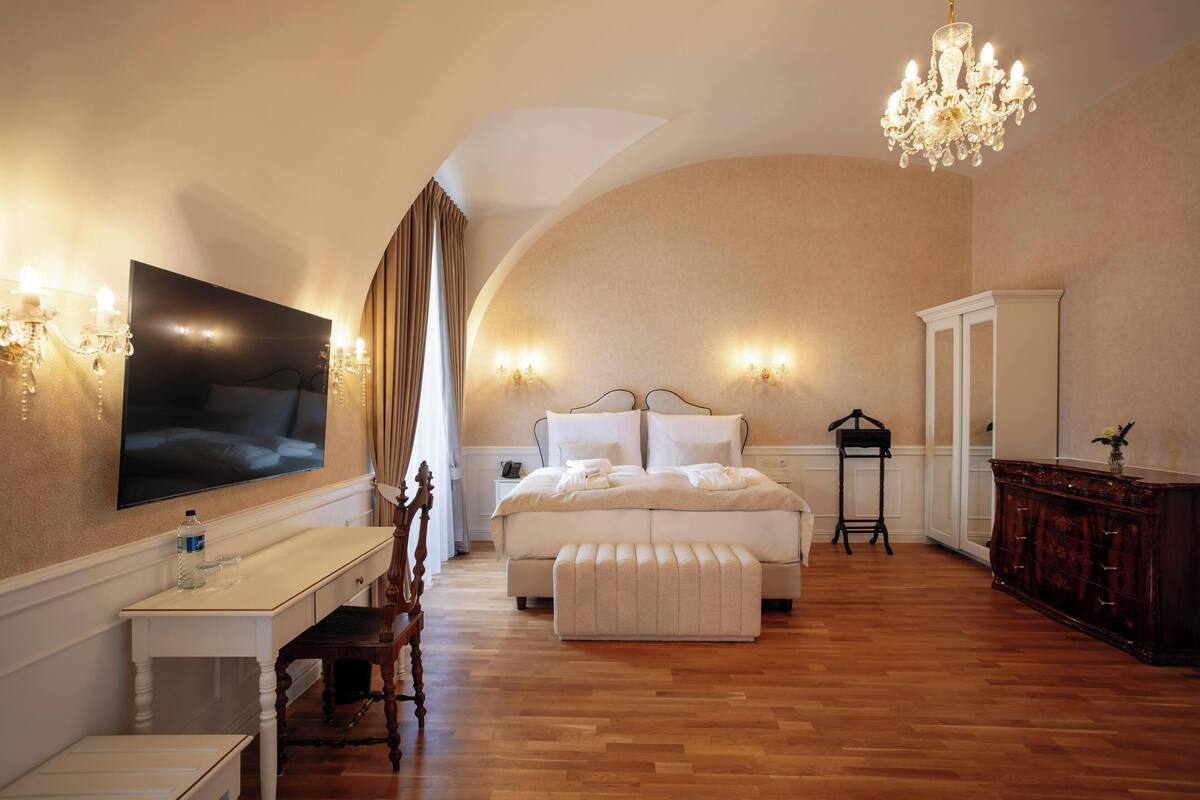 Junior Suite | In-room safe, blackout drapes, iron/ironing board, free WiFi