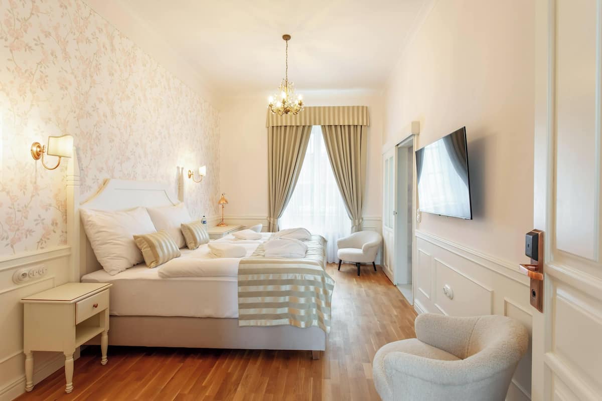 Comfort Double Room | In-room safe, blackout drapes, iron/ironing board, free WiFi