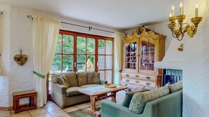 Fernseher, DVD-Player, Bücher, Stereoanlage