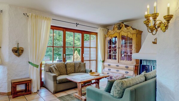 TV, DVD player, books, stereo