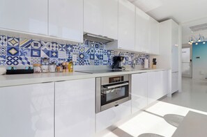 Fridge, stovetop, coffee/tea maker, toaster