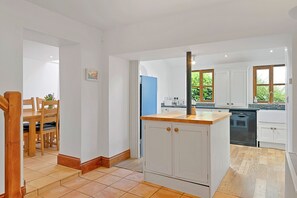 ثلاجة، ميكروويف، فرن، غسالة أطباق